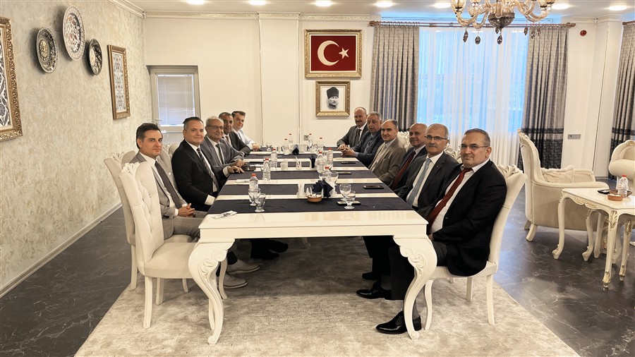 Valimiz Vahdettin Özkan, görev yerleri değişen vali yardımcıları ve kaymakamlarla bir araya geldi