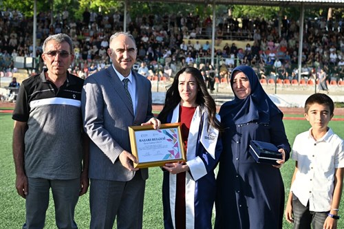 Vali Özkan, MCBÜ Demirci Eğitim Fakültesi ile Demirci Meslek Yüksekokulu Mezuniyet Törenine Katıldı